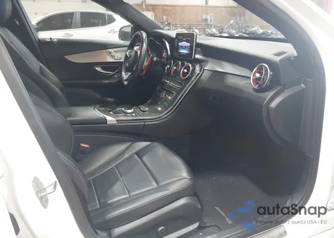 2018 Mercedes-Benz C 300 4Matic z USA, uszkodzony, nr VIN 55SWF4KB2JU282237